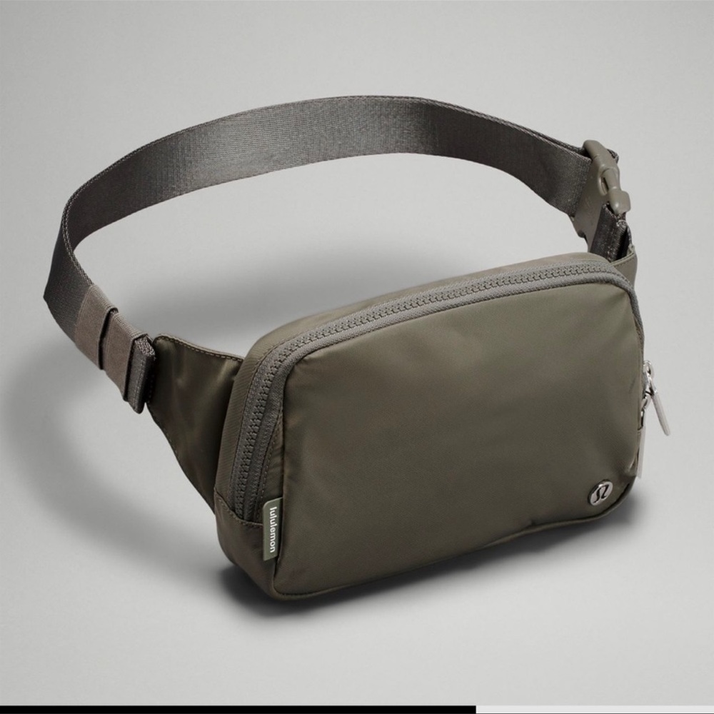 Lululemon Everywhere Belt Bag. NEW. Large 2L - Picture 3 of 12